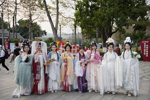 活动现场汉服爱好者进行服饰展示。