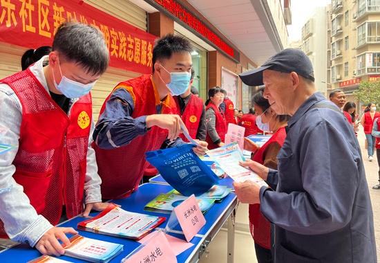 团员青年为社区居民宣讲反家庭暴力知识。国家电投集团广西公司供图