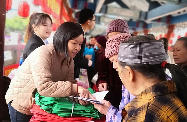律师解答群众法律问题。