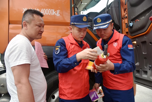 志願者為過往司乘檢查車載滅火器情況。