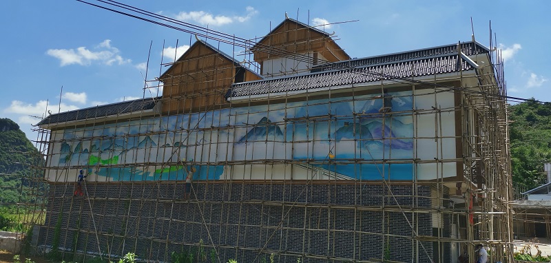 藍燚與團隊伙伴在古零鎮喬老村作牆繪。受訪者供圖