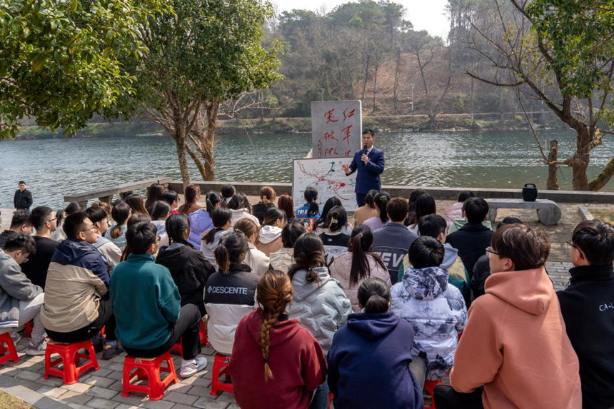 学员在湘江边聆听革命先烈事迹。李炆锴摄