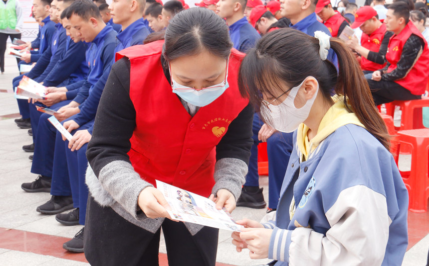 百色红十字会给学生发放宣传单。右江民族医学院供图