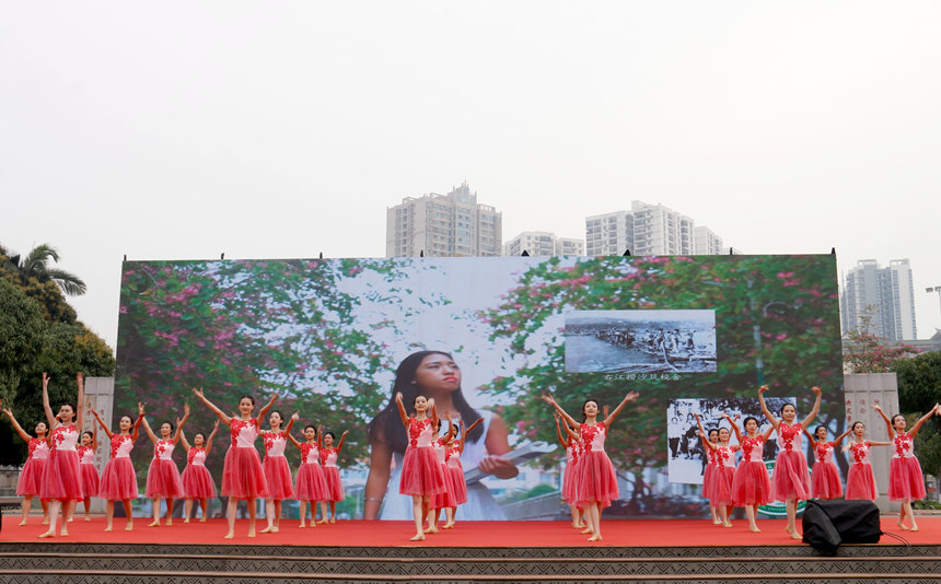 右江民族醫學院大學生藝術團表演舞蹈《大醫精誠》。右江民族醫學院供圖