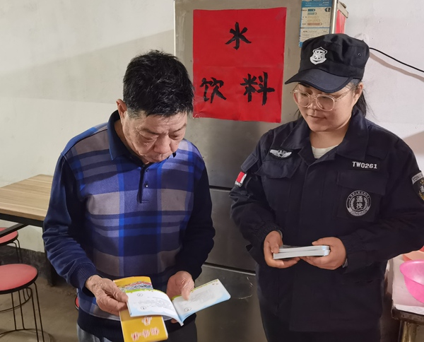 通挽鎮平安建設巡邏隊利用巡邏契機宣傳平安建設工作和預防詐騙知識。