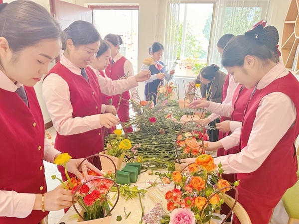 图为“巾帼文明岗”开展插花活动。张逸飞摄