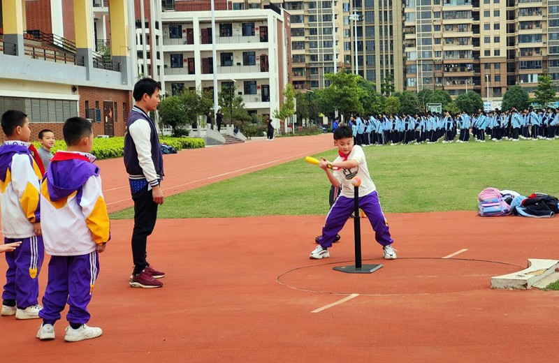 学生们正在上棒垒球课。学校供图