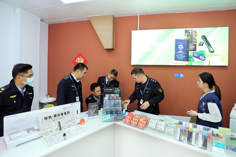 貴港市三部門聯合開展電子煙專項整治行動。樊超龍攝