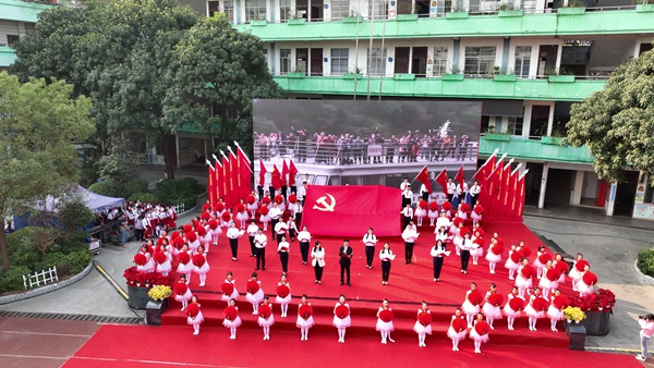 金城江区第三小学师生表演的《没有共产党，就没有新中国》。