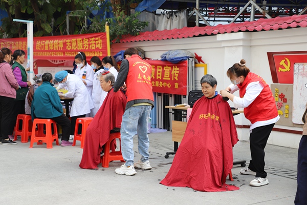 志愿者为老人免费理发。
