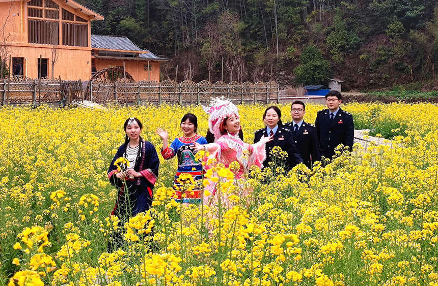 “再唱山歌给党听，党的恩情记在心”
