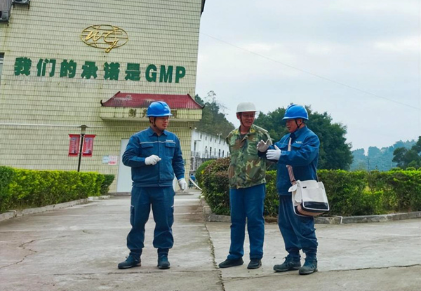 吴秀飞为企业客户讲解安全用电知识。