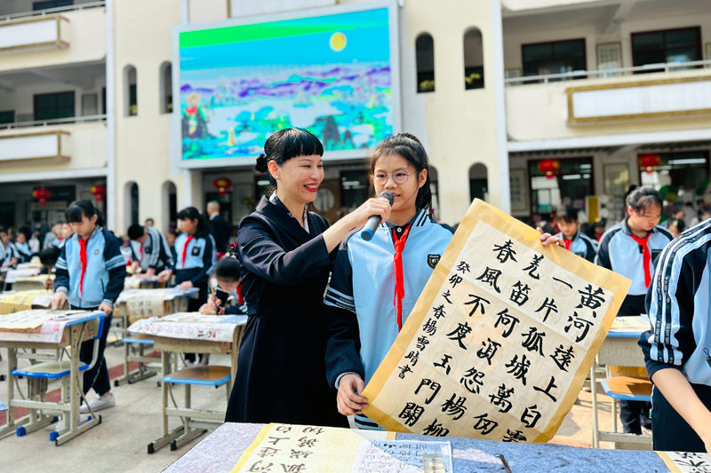 南寧市華西路小學蘭亭書社學生現場書寫。學校供圖