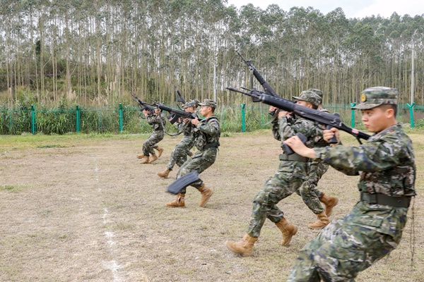 新兵在進行快速射擊訓練。