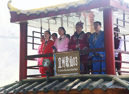 “三姐班组”与“三姐”和“阿牛哥”演员对唱山歌