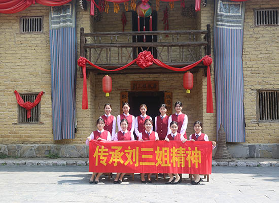 “三姐班组”参观刘三姐故居