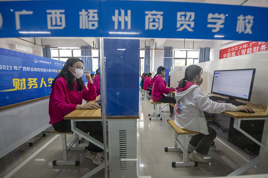 “智能财务共享服务技能”比赛现场。何华文摄