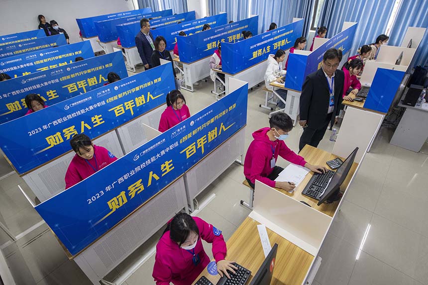参赛队伍选手正在进行“智能财务共享服务技能”比赛。何华文摄