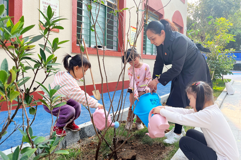 南宁市明秀东路第一幼儿园植树节活动现场。学校供图