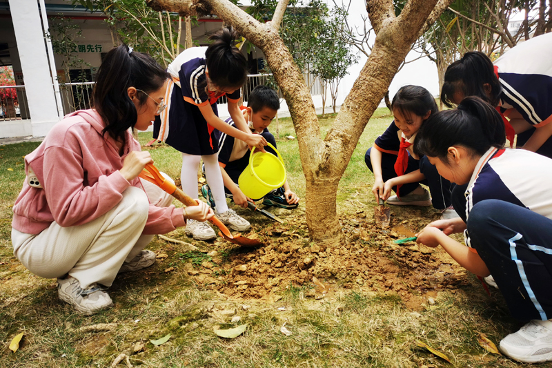 南宁市中尧路小学老师和孩子们一起植绿护绿。学校供图