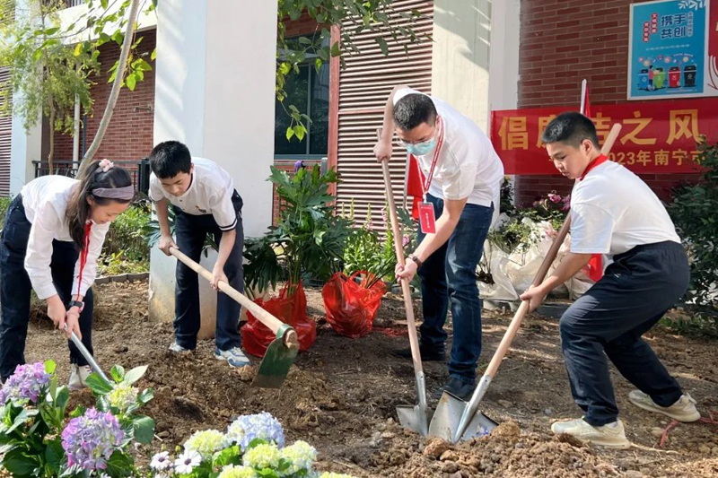 南宁市明天学校植树活动现场。学校供图