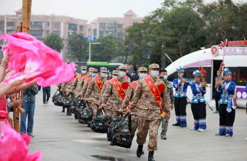 新兵們懷揣夢想，奔赴軍營。