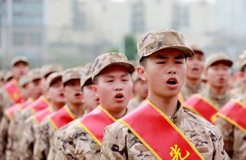 新兵高唱軍歌。