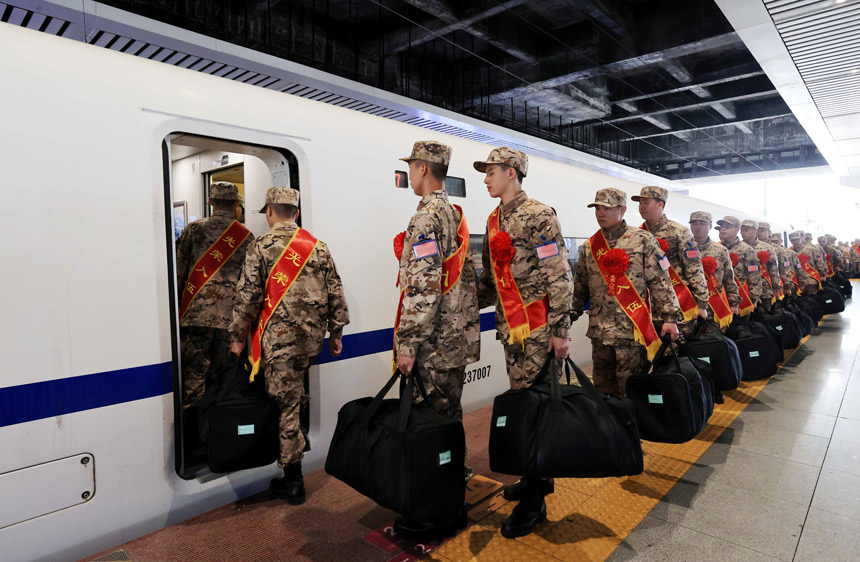 新兵排隊上車，准備奔赴軍營。