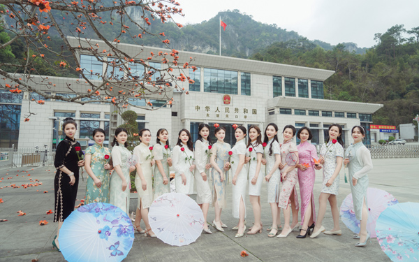 凭祥地区女职工旗袍风采展示。卢小明摄