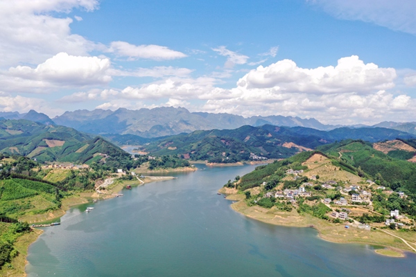 万峰湖。黄章文摄