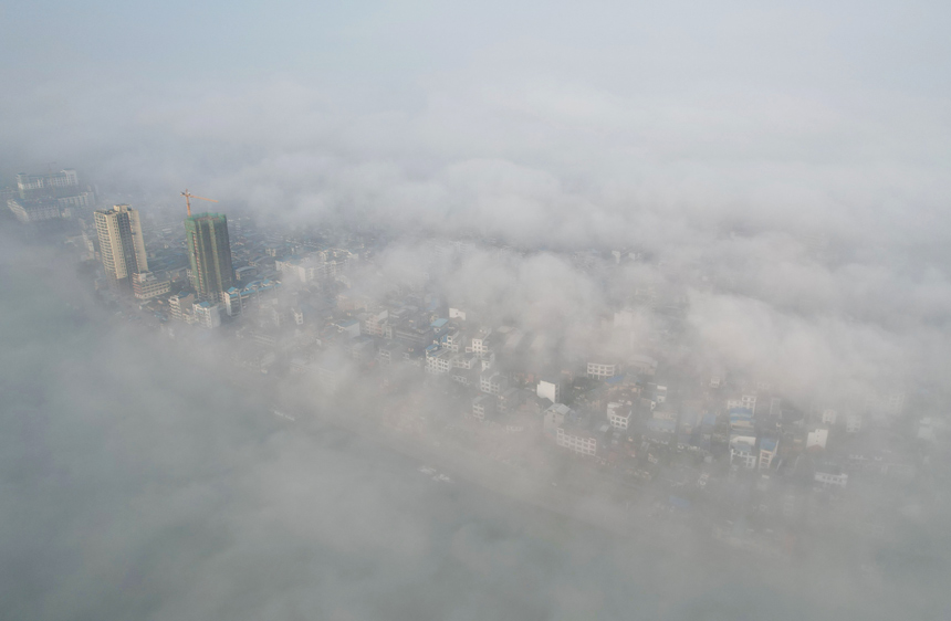 航拍被浓雾掩盖的城市。