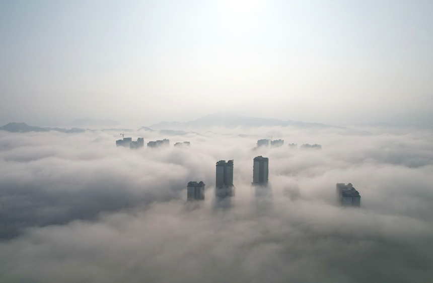浓雾掩映下，城市现“海市蜃楼”美景。