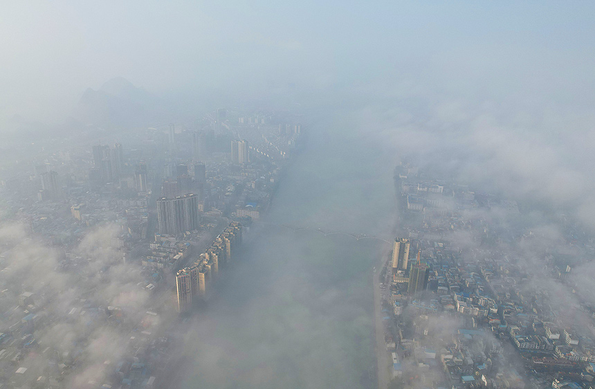 广西融安县出现大雾天气。