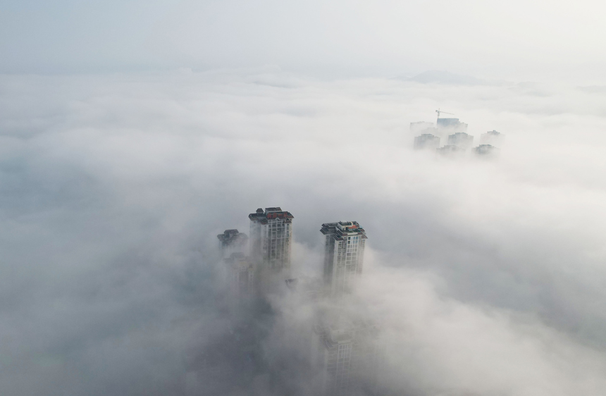 濃霧掩映下，城市現“海市蜃樓”美景。