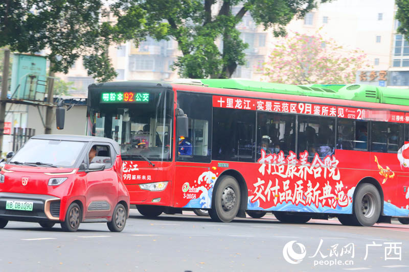 行驶在柳州街头的“嗍粉”专线公交车。人民网 付华周摄