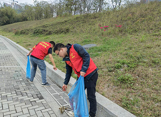 志願者們在河邊清理垃圾。中建四局供圖