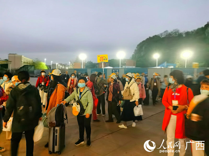 游客在柳州火车站西广场集中。人民网 付华周摄