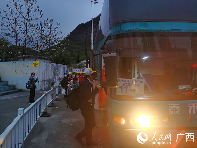 游客在柳州火车站登上大巴车开启风情柳州之旅。人民网 付华周摄