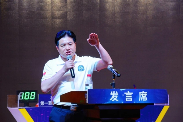 中國禁毒愛心形象大使戴文軍現場宣講。韋靜攝
