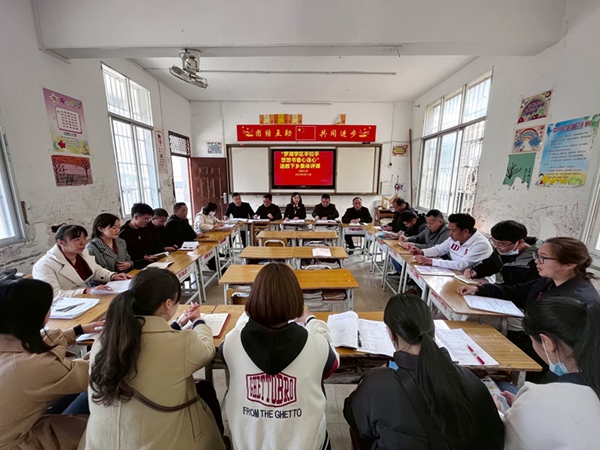 评课座谈会现场。