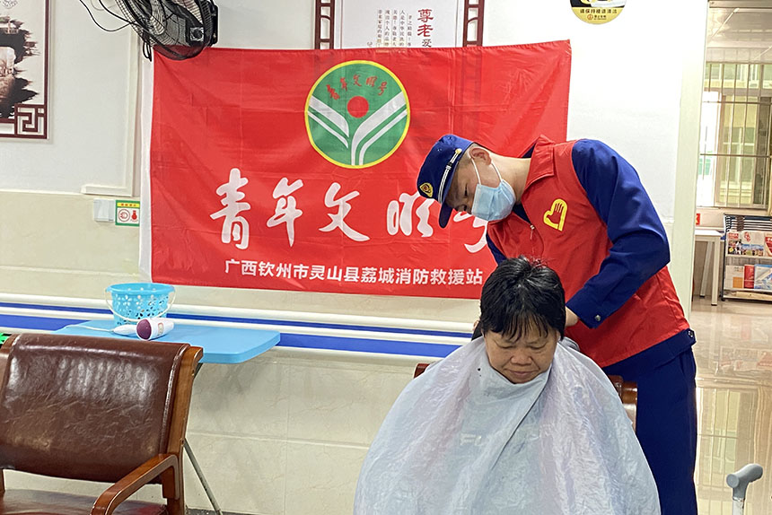 工作人员为老人修剪头发。兰柳宁摄