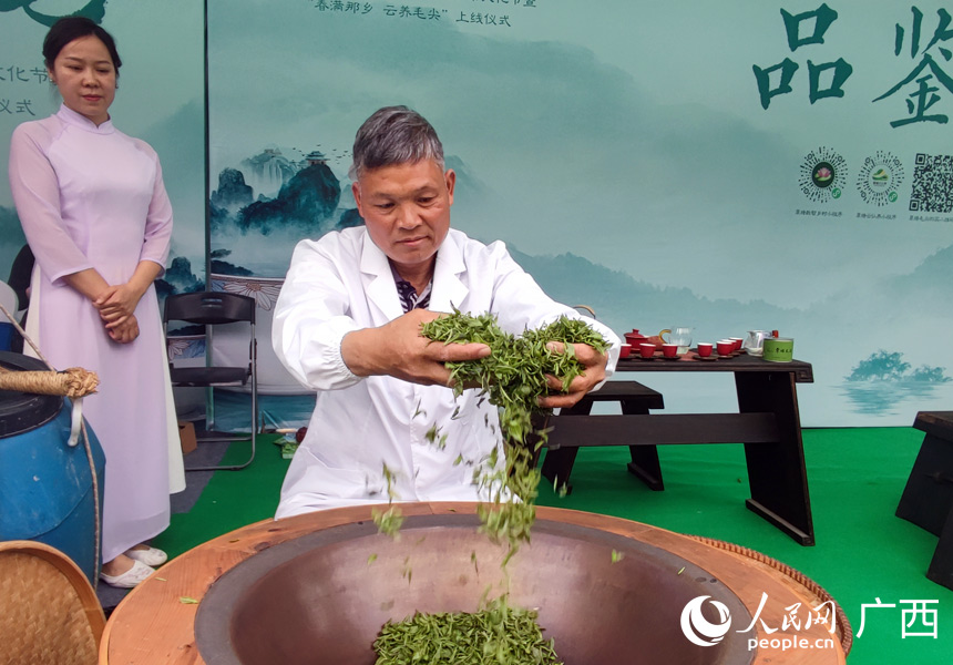 现场炒茶。人民网记者 王勇摄