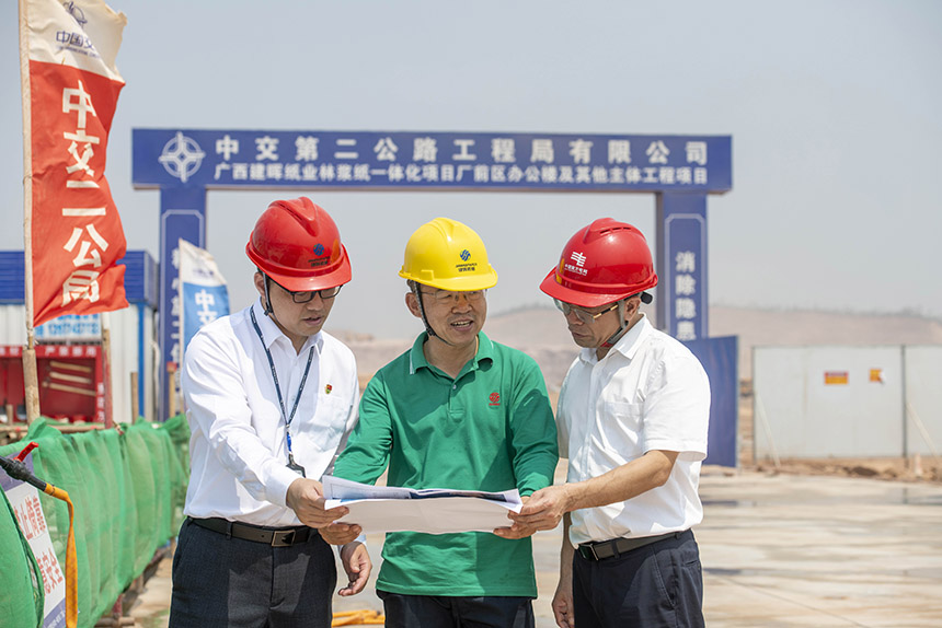 梧州供电局纪检干部在了解项目建设用电落实情况。何华文摄