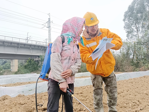图一为该段职工向沿线周边群众宣传铁路外部安全环境的重要性，提高他们爱路护路意识。梁院生 摄.jpg