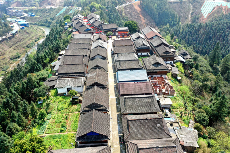 元江苗寨全景。