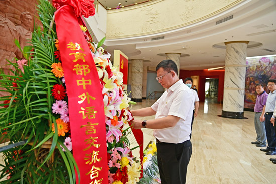 马箭飞代表语合中心党委向百色起义革命烈士敬献花篮  邓民胜 摄
