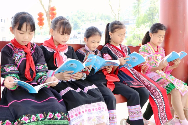 图一：课外活动时间同学们在“乐学亭”里看书。.jpg