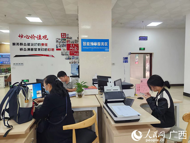 群众在智能预审服务区进行材料预审。人民网 黄子婧摄