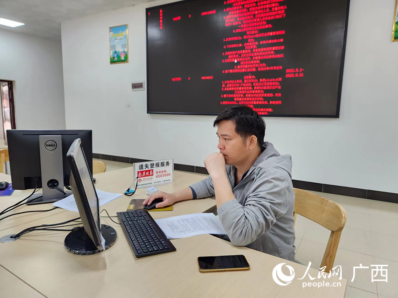 办事群众正在通过智能预审平台进行材料预审。