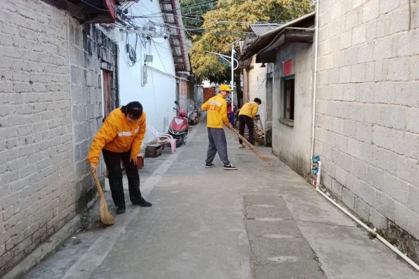 志愿者进入社区打扫公共卫生。梁琼婵摄